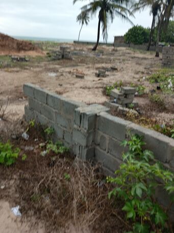 17 Good Beachfront Plots in Prampram
