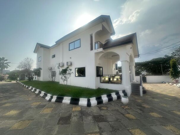 6Bedrooms House For Rent at Airport